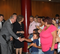 Sus Majestades los Reyes saludan a los familiares de los heridos ingresados en el hospital La Rosaleda de Santiago